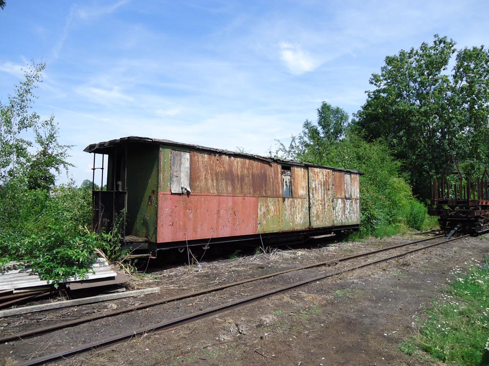 (07.07.2011) Noch steht der 974-304 auf dem Gleis 34 neben dem Lokschuppen Mügeln…